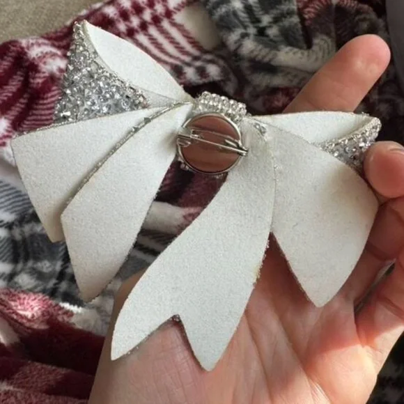 🎀 Bow Tie Pin 🎀 - Picture 2 of 2